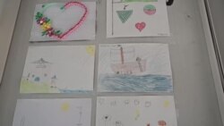 Детските цртежи во Прифатниот центар кај Гевгелија сведочат за траумите на илјадниците бегалци