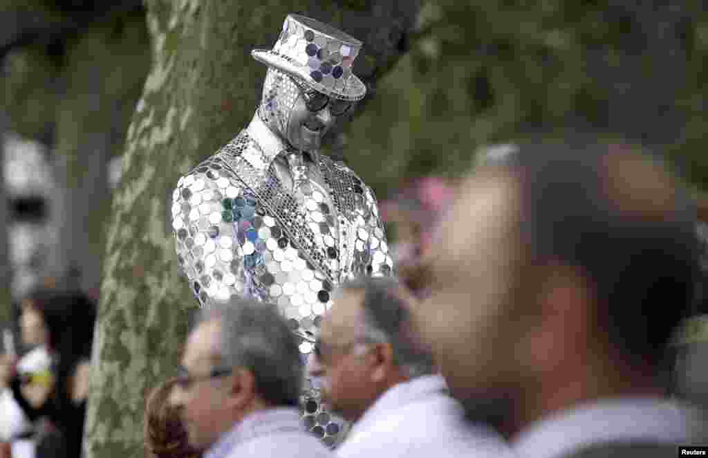 អ្នក​សម្តែង​តាម​ដង​ផ្លូវ​បង្ហាញ​ការ​សម្តែង​របស់​ខ្លួន​ទៅ​កាន់​ក្រុម​អ្នក​ទេសចរ​នៅ Southbank ភាគ​កណ្តាល​ក្រុង​ឡុងដ៍ ប្រទេស​អង់គ្លេស​ កាល​ពី​ថ្ងៃ​ទី៣១ ខែ​កក្កដា ឆ្នាំ​២០១៦។&nbsp;