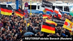 资料照片：德国极右翼支持者在柏林抗议德国统一日。（2018年10月3日）