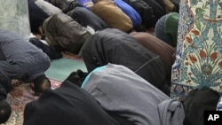 Worshipers at Washington's Islamic Cultural Center