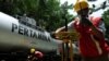 Para pekerja PT Pertamina Persero melakukan bongkar muat BBM di terminal BBM Pematang Siantar, Sumatra Utara, 6 Oktober 2016. (Foto: Antara via Reuters)