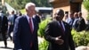 Le président américain Joe Biden s'entretient avec le président sud-africain Cyril Ramaphosa lors du sommet du G7 à Carbis Bay, en Cornouailles (Grande-Bretagne), le 12 juin 2021. 