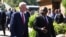 Le président américain Joe Biden s'entretient avec le président sud-africain Cyril Ramaphosa lors du sommet du G7 à Carbis Bay, en Cornouailles (Grande-Bretagne), le 12 juin 2021. 