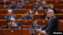 Le président de la Commission européenne Jean-Claude Juncker devant les membres du Conseil de l'Europe à Strasbourg, France, le 19 avril 2016.