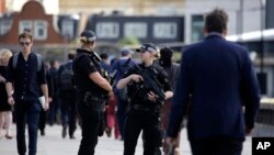 7일 무장한 영국 경찰이 런던 브릿지 주변을 순찰하고 있다.