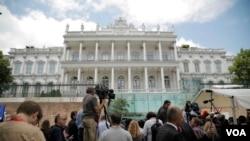Media berkumpul di depan Hotel Coburg di Wina, Austria, tempat pembicaraan nuklir antara Iran dan negara-negara kuat dunia. 