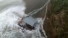 Pemandangan dari udara tampak orang-orang memperhatikan dermaga yang roboh di Santa Cruz Wharf, Santa Cruz, California, 23 Desember 2024. (Foto: Daniel Dreifuss/AFP)