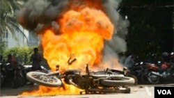 معترضین در داکا خود روها را به آتش کشیدند