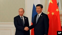 23일 우즈베키스탄 수도 타슈켄트에서 시진핑 중국 국가주석(오른쪽)과 푸틴 러시아 대통령이 제16차 상하이협력기구 정상회의 개막에 앞서 정상회담을 가졌다.