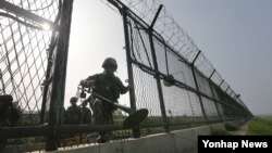 지난 2015년 경기도 파주시 한강하류에서 육군 9사단 장병이 지뢰탐지기를 들고 철책 통문을 나서고 있다. (자료사진)