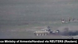 Vifaru vya Azerbaijani na wanajeshi wake wakati wa shambulizi la mkoa uliojitenga wa Nagorno-Karabakh