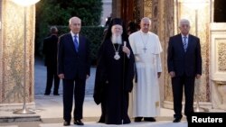 از راست: محمود عباس، پاپ فرانسیس، بارتولومئو و شیمون پرز - واتیکان، ۱۸ خرداد ۱۳۹۳ 