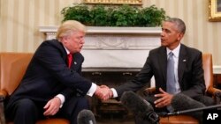 바락 오바마(오른쪽) 대통령과 도널드 트럼프 대통령 당선인이 10일 백악관 오벌오피스에서 환담 직후 악수하고 있다. 