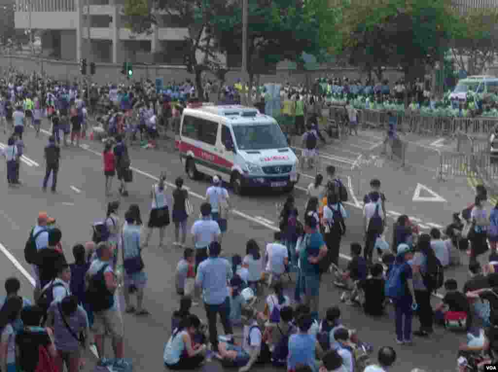 港人声援占中抗拒警方封锁中环金钟多处瘫痪（美国之音海彦拍摄）