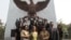 Catherine Pandjaitan (depan, kedua dari kiri), putri sulung Mayjen Anumerta DI Pandjaitan bersama keluarga di depan Monumen Pancasila Sakti, Jakarta (1/10). (VOA/Andylala Waluyo)