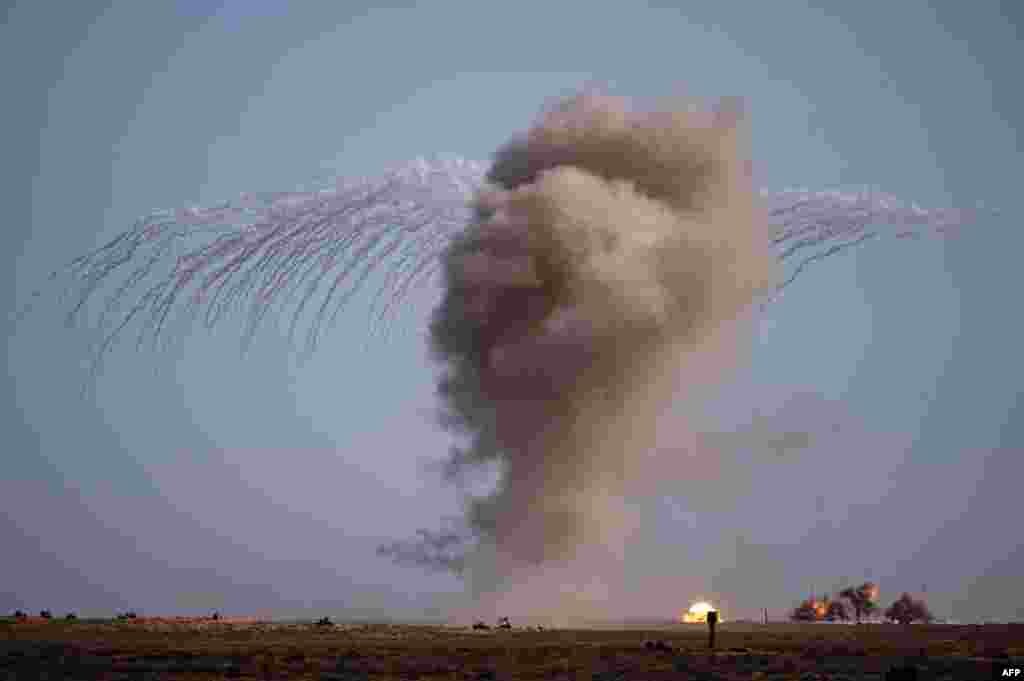 러시아 남부 아슈루크(Ashuluk) 군사기지에서 &#39;카프카스 2020&#39; 군사훈련이 실시되는 가운데 러시아 전투기의 공습으로 포연이 솟아오르고 있다. 러시아 주도로 실시된 훈련에는 중국과 이란, 파키스탄, 미얀마 등이 참가하고 군인 8만명과 탱크 250대 그리고 보병전투차량 450대가 동원됐다. 