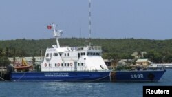 یک کشتی گارد مرزی ویتنام پیش از عملیات جستجو برای یافتن اثری از هواپیمای ناپدید شده مالزی - ۹ مارس ۲۰۱۴