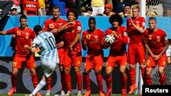 L'Argentin Lionel Messi tire un coup franc contre la Belgique lors du Mondial 2014 au Brésil, en quart de finales au Stade national de Brésil, le 5 juillet 2014. REUTERS/Damir Sagolj