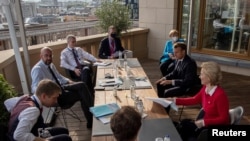 7月18日在布鲁塞尔，欧盟理事会主席与德国总理、法国总统、欧盟委员会主席等人在欧盟成员国自新冠病毒疫情爆发以来首次峰会间隙举行会议。