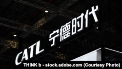 2023年4月27日在中国上海国际汽车工业展览会上展示的CATL标志。