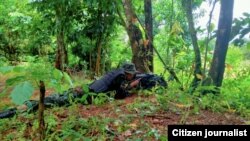 စစ်ကောင်စီတပ်နဲ့ တိုက်ပွဲဖြစ်နေတဲ့ဒေသက KNU စစ်သည်တဦး။ (ဒီဇင်ဘာ ၂၄၊ ၂၀၂၁။ ဓာတ်ပုံ - KNU)