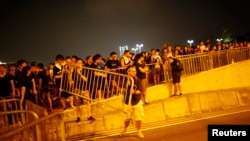 2014年10月2日，香港抗议者试图封堵通往香港特首办公室的道路。