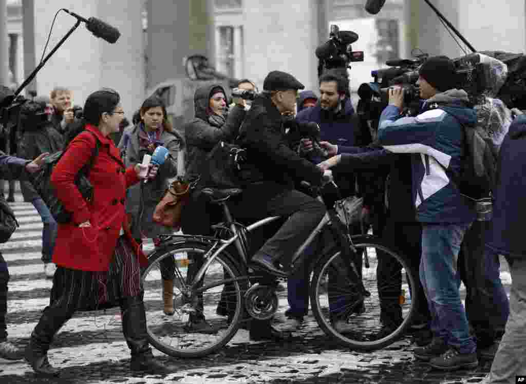 Kardinal Philippe Barbarin dikelilingi oleh wartawan setelah pertemuan para kardinal di Vatikan. Kardinal dari seluruh dunia berkumpul di Vatikan untuk membahas pertemuan konklaf guna memilih paus berikutnya.