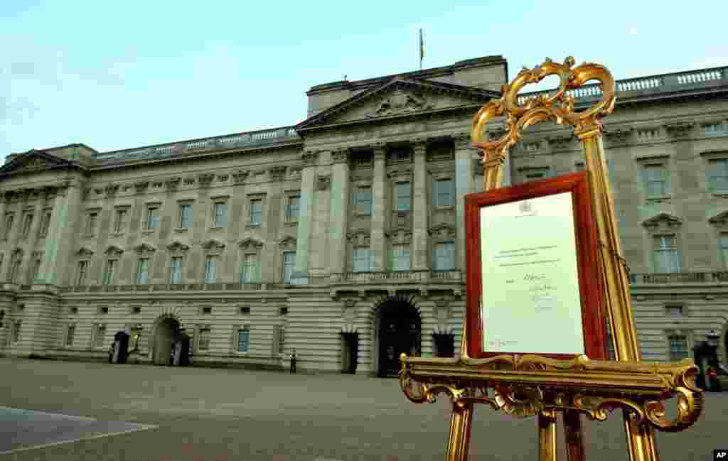 An easel in the forecourt of Buckingham Palace carries an official document to announce the birth of a baby boy, at 4:24pm to the Duke and Duchess of Cambridge at St. Mary&#39;s Hospital, July 22, 2013. 