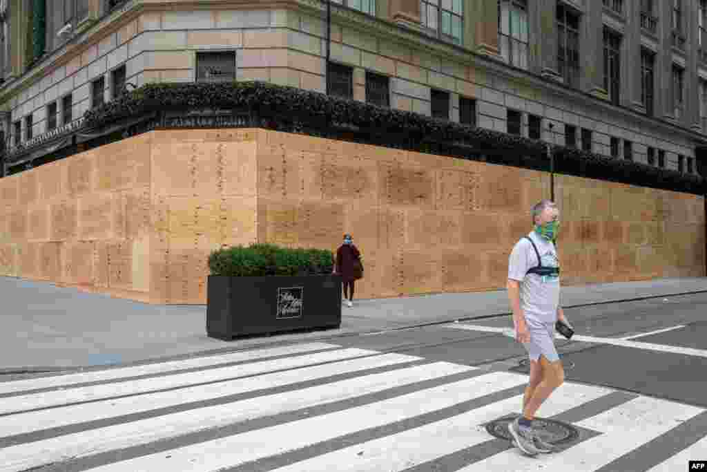 미국 뉴욕주 맨해튼 5번가의 삭스피프스 애비뉴 백화점이 대선 결과에 대한 시민들의 불복 시위와 약탈에 대비해 쇼윈도 유리창을 나무 판자로 막아놨다. 