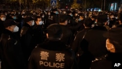 北京警方11月27日堵截不满新冠封控措施而上街抗议的民众