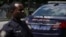 Un officier de police d'Atlanta est vu devant son véhicule à Atlanta, en Géorgie, aux États-Unis, le 18 juin 2020. 