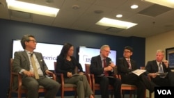 美国学者车维德（左一）5月30日在华盛顿出席朝鲜问题座谈（美国之音叶林摄）