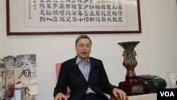 高孔廉于东吴大学办公室内 （美国之音易林拍摄）