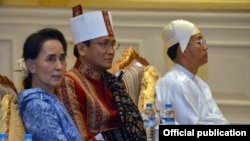 缅甸新任“超级部长”昂山素季(左)在缅甸新政府宣誓就职大典上