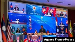 2021年10月26日，在文莱斯里巴加湾举行的东盟领导人峰会的间隙，中国与东盟举行了视讯峰会（法新社）。