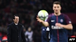 L'entraîneur du Paris Saint-Germain Unai Emery réagit lors du match de football L1 entre le Paris Saint-Germain (PSG) et Troyes au stade du Parc des Princes à Paris le 29 novembre 2017. 