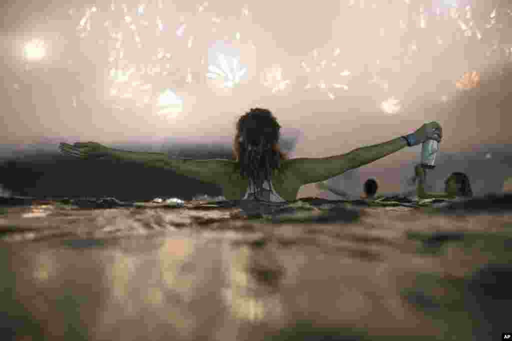 ប្រជាជន​កំពុង​មើល​កាំជ្រួច​នៅ​ឆ្នេរ​សមុទ្រ​ Copacabana អំឡុង​ការ​អបអរ​ឆ្លង​ឆ្នាំ​សាកល​ក្នុង​ទីក្រុង​ Rio de Janeiro ប្រទេស​ប្រេស៊ីល​ កាលពី​ថ្ងៃទី​០១ មករា ២០១៨។