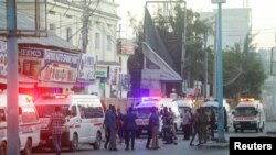 هێزەکانی پۆلیس لەبەردەم ئوتێلی ئافریک لە مەگادیشۆ