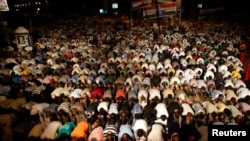 9일 이집트 무르시 대통령의 복권을 촉구하는 무슬림형제단이 카이로의 라바 알-아다위야 광장에서 새벽기도를 드리고 있다.