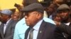 Etienne Tshisekedi salue ses partisans à l'aéroport de Kinshasa, en RDC, 27 juillet 2016.