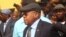 Etienne Tshisekedi salue ses partisans à l'aéroport de Kinshasa, en RDC, 27 juillet 2016.