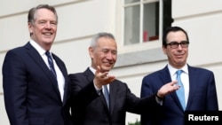 资料照：中国副总理刘鹤在华盛顿的美国贸易代表办公室外与美国贸易代表莱特希泽（左）和财政部长姆努钦（右）向媒体致意。（2019年10月10日）