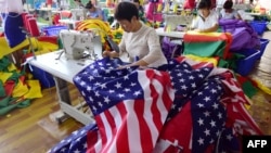 2018年7月13日，中国员工在安徽省阜阳的一家工厂缝制美国国旗。（资料照）