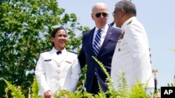 拜登总统在美国海岸警卫队学院毕业典礼上祝贺由菲律宾海岸警卫队派来的一名女毕业学员。(2021年5月19日)