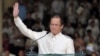  L'ex président philippin Benigno "Noynoy" Aquino saluant la foule après avoir prononcé son discours inaugural à la tribune Quirino à Manille, le 30 juin 2010.