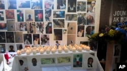 Lilin-lilin dan bunga-bunga menghiasi altar untuk para korban pembunuhan massal dalam sebuah doa bersama di kawasan kumuh La Saline di Port-au-Prince, Haiti, 13 Desember 2018.