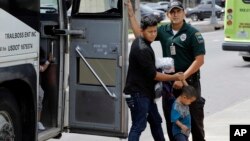 도널드 트럼프 대통령의 '아동 격리 수용철회' 행정명령에 따라 미국 세관국경보호국(CBP)이 지난 24일 부모와 자녀를 석방하고 있다. 