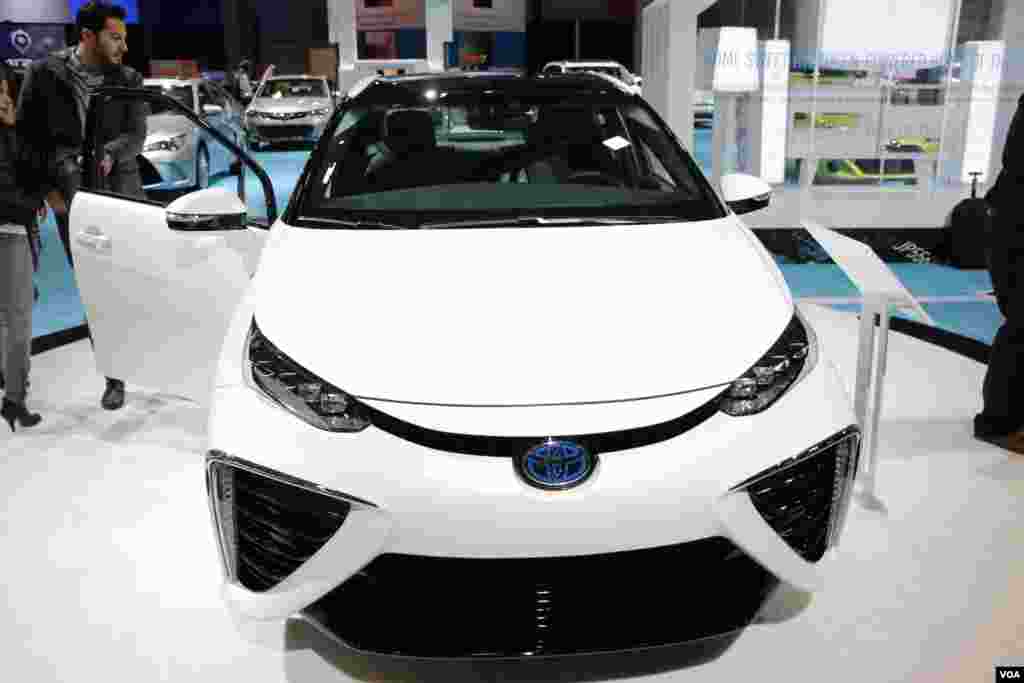 丰田燃料电池车 MIRAI 正面