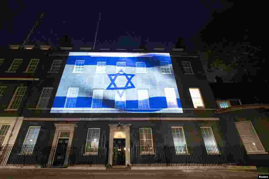 Bendera ya Israel ikiwashwa kwenye jengo la ofisi ya waziri mkuu wa Uingereza, 10 Downing Street, mjini London kuonyesha uungaji mkono kwa Israel.