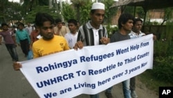 Anggota kelompok etnis Rohingya yang mengungsi ke Medan, Sumatera Utara, berdemonstrasi menuntut bantuan dari lembaga pengungsi PBB UNHCR. (AP/Binsar Bakkara)